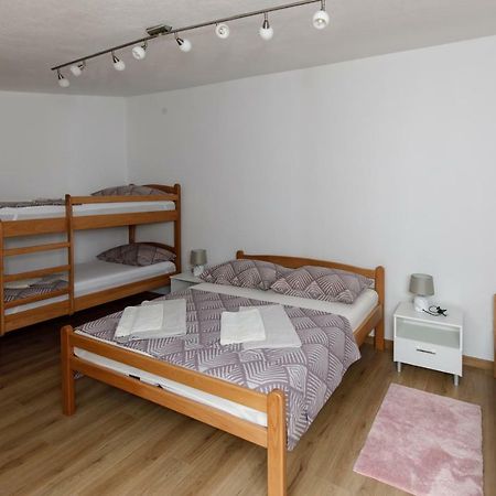 Отель Prenociste Kastel Книн Экстерьер фото